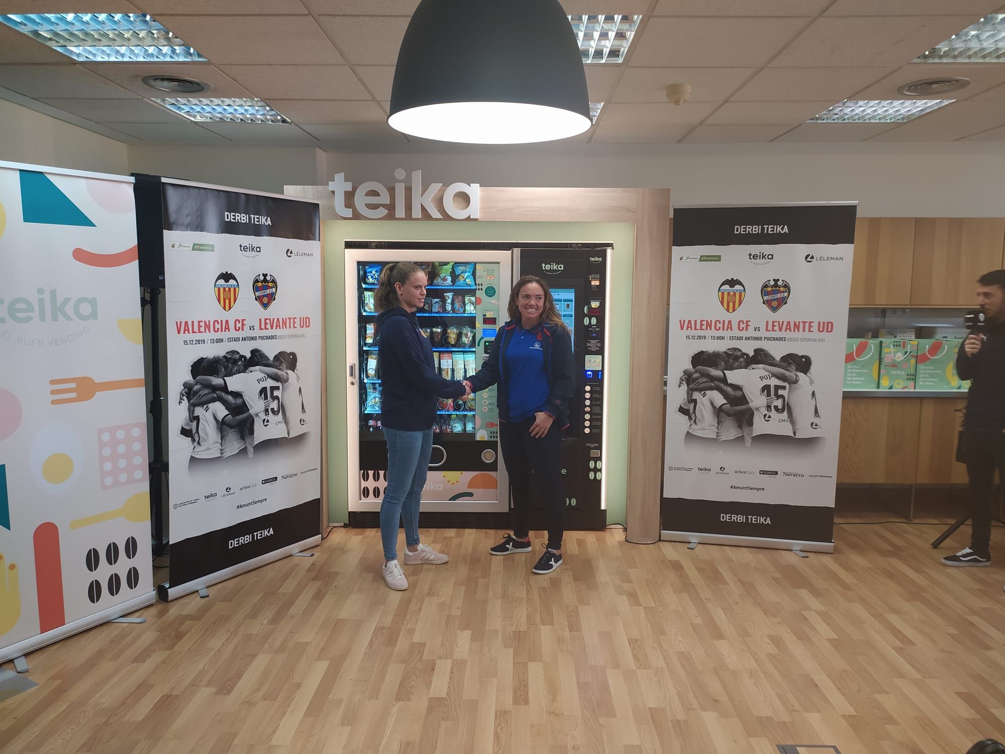  Las entrenadoras se dan la mano para presentar el derbi femenino.