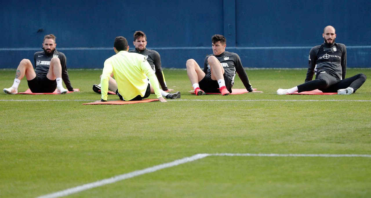  Cifu, Adrián, Diego y Mikel, estiran en el césped.