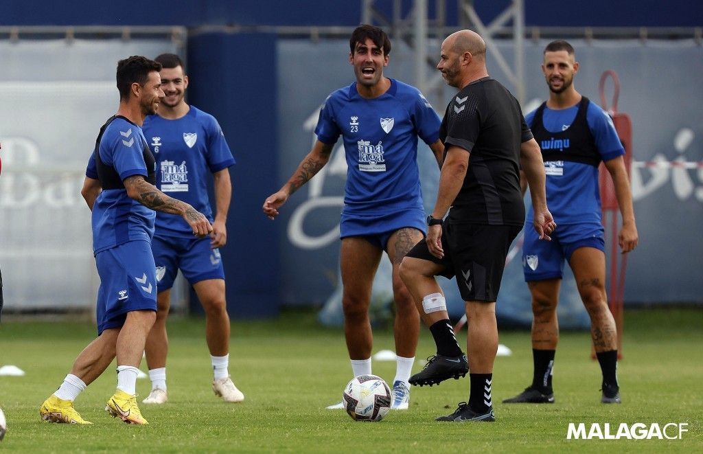  Rubén Castro y Escassi bromean con Bravo durante un entrenamiento.