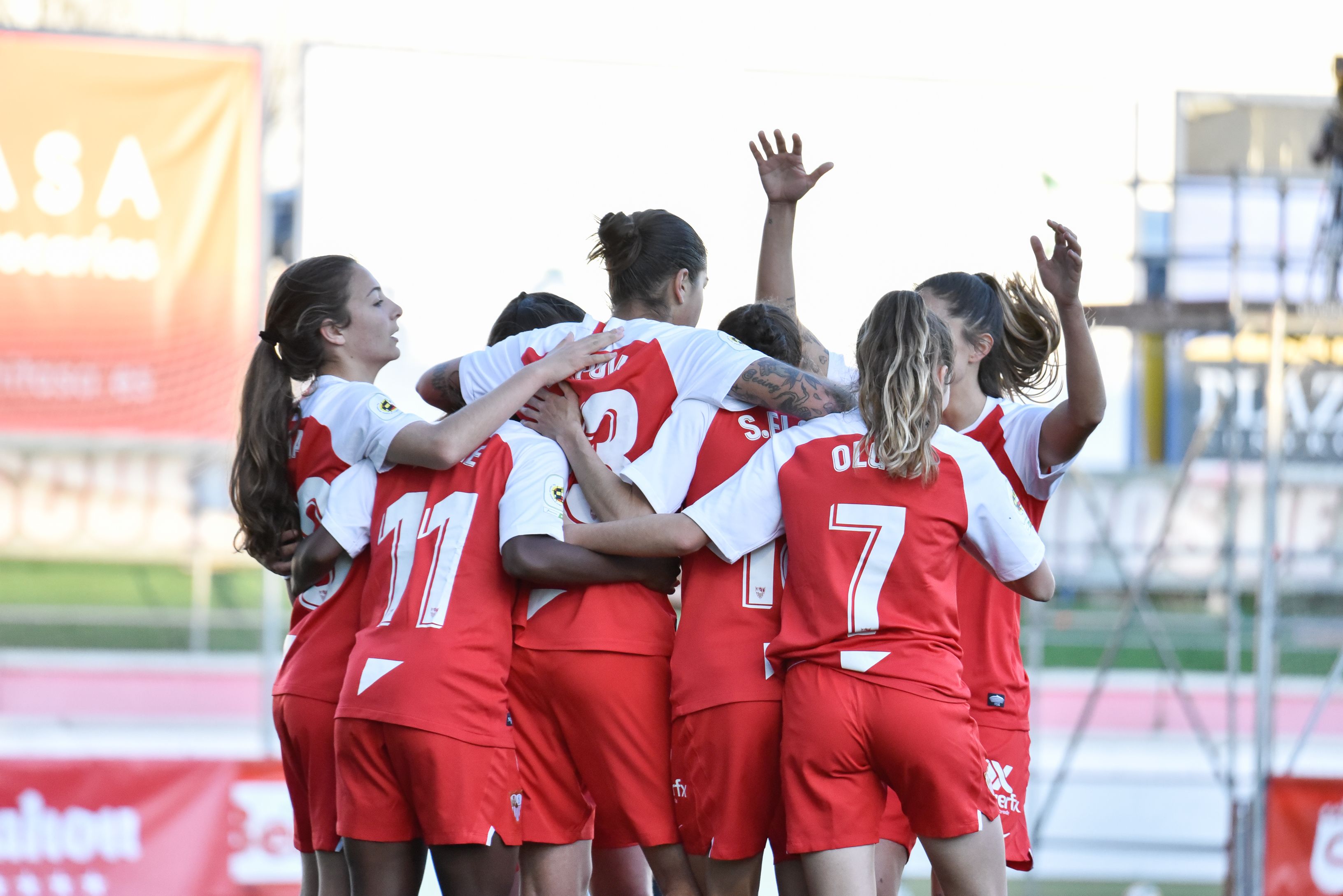 Las jugadores del Sevilla Femenino celebran su pase a semifinales de la Copa de la Reina.