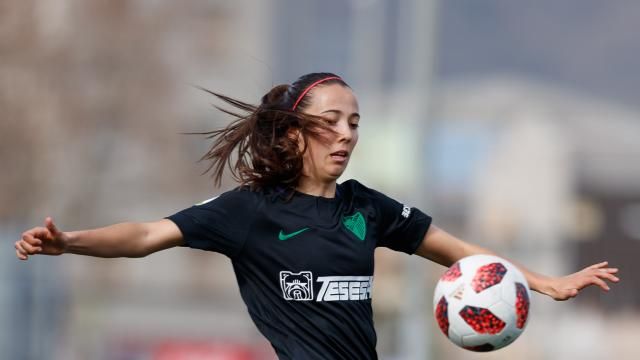  Marta Cazalla controla un balón ante el Espanyol.