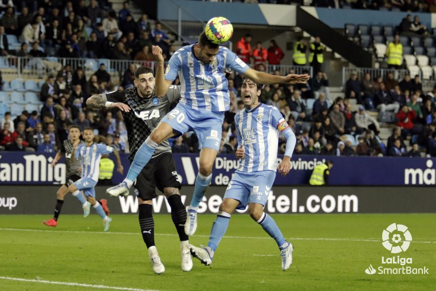 Esteban Burgos despeja un balón de cabeza ante el Alavés.