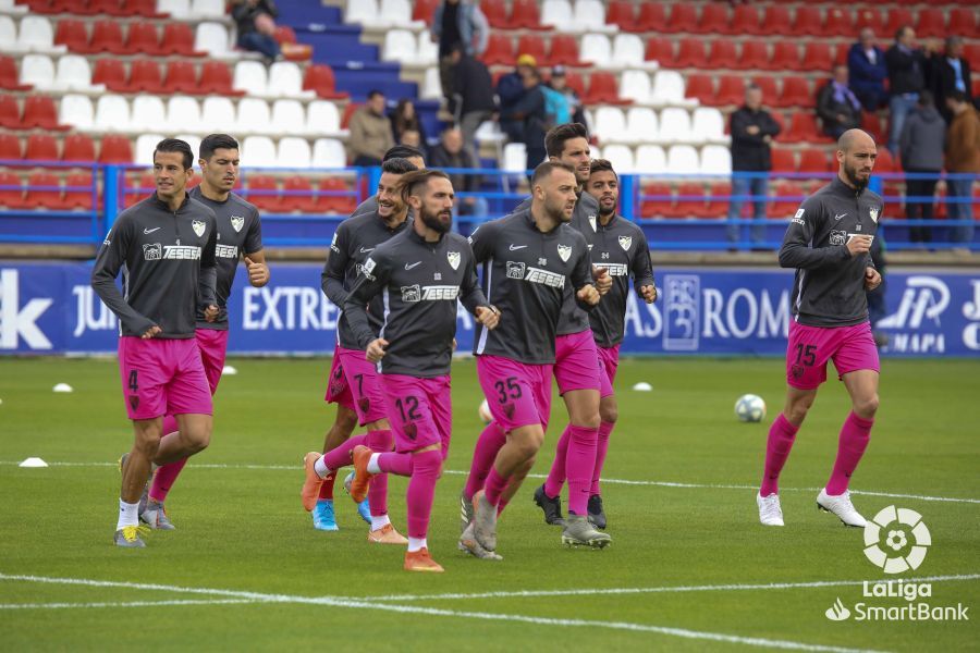  Luis Hernández y varios compañeros, calentando antes del partido.