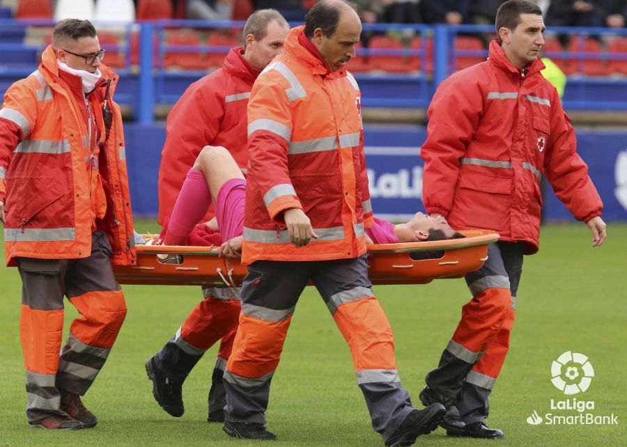  Luis Hernández, saliendo en camilla del estadio.