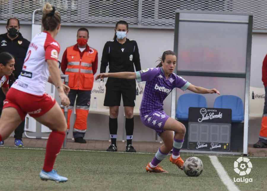  La bética Rosa Márquez con la pelota.