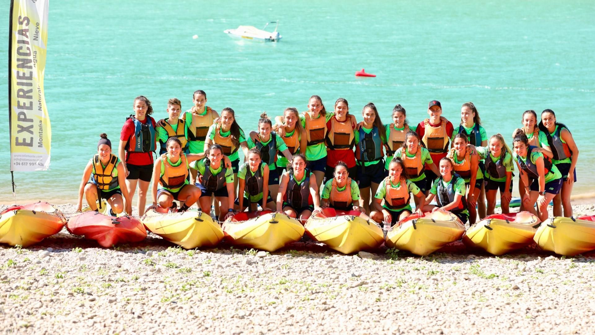 Jugadoras del Athletic Club en la actividad en el embalse de Grado