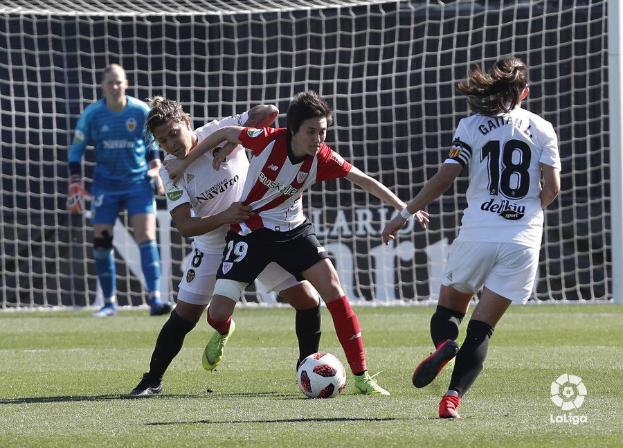  Sandra Hernández, del Valencia CF Femenino, y Erika Vázquez, del Athletic Club, peleando el balón