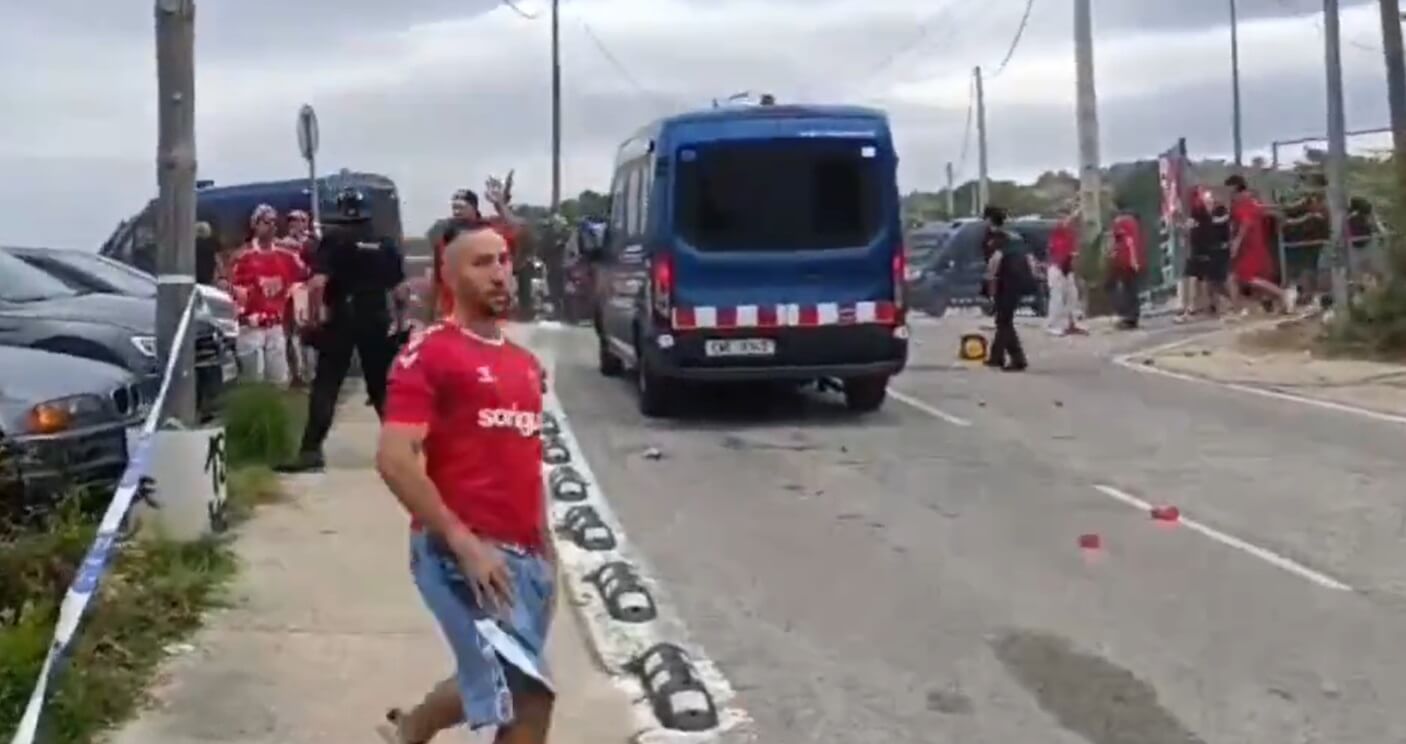 La intervención de la policía durante la pelea.