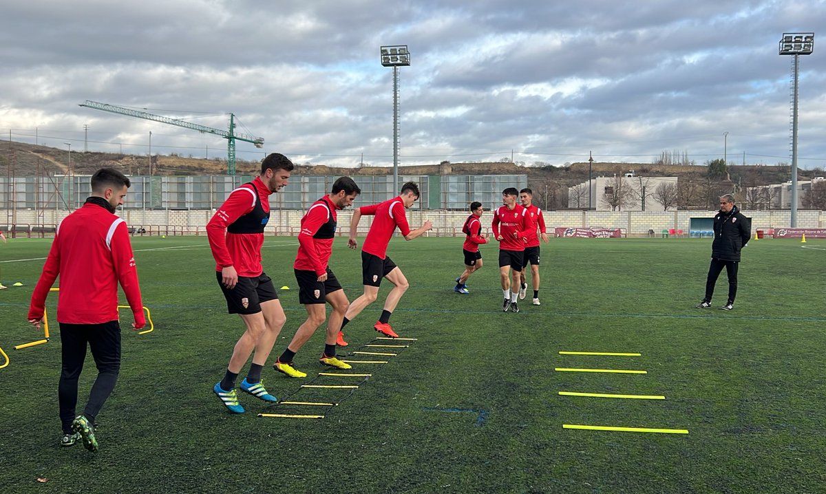  Natxo González, dirige un entrenamiento de la UD Logroñés.