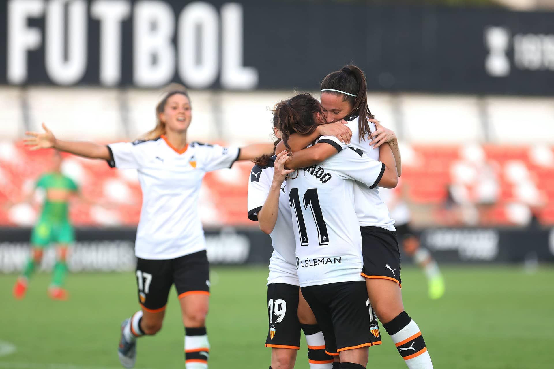  Mari Paz Vilas celebra un gol con el Valencia CF Femenino