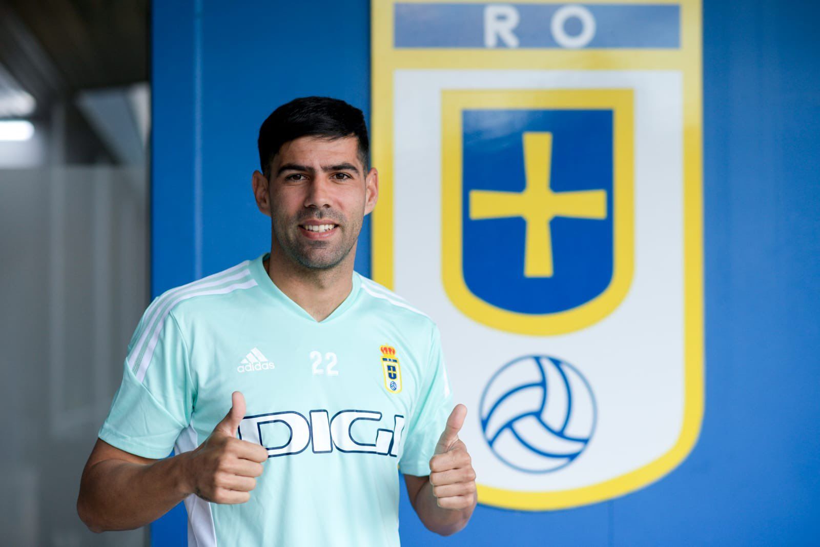 Juanfran posa como nuevo jugador carbayón. (Foto: Real Oviedo)