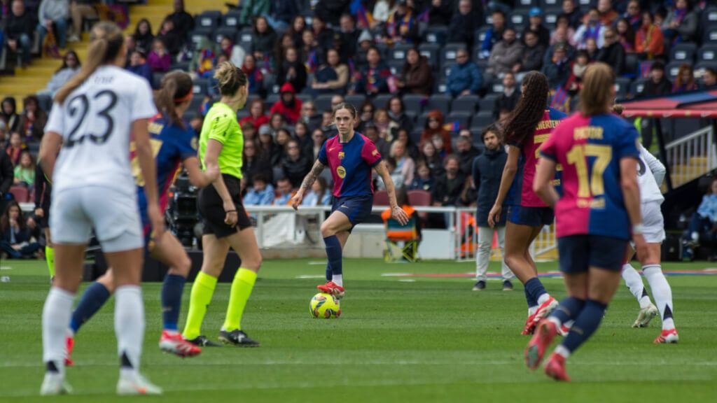 La árbitra en el FC Barcelona Femenino - Real Madrid Femenino (Cordon Press)
