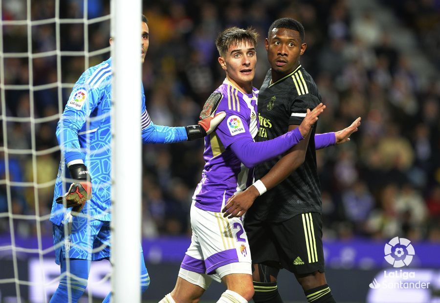 Fresneda defiende un balón parado.