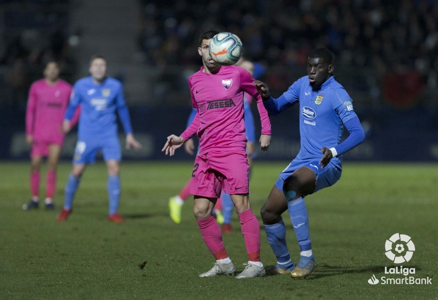  Pacheco trata de controlar un balón.