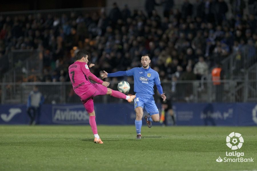 Juankar despeja un balón ante el Fuenlabrada.