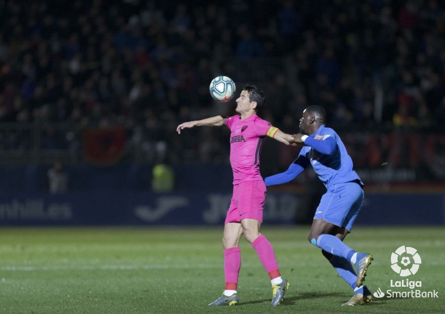 Luis Hernández defiende un balón aéreo en el Fuenlabrada-Málaga (Fotos: LaLiga).