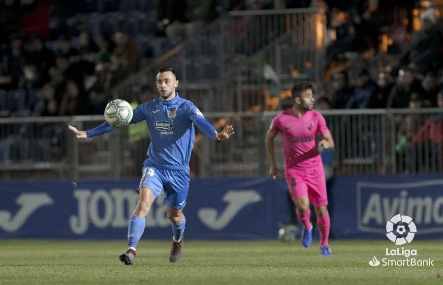 Benkhemassa, al fondo, ante el Fuenlabrada (Fotos: LaLiga)