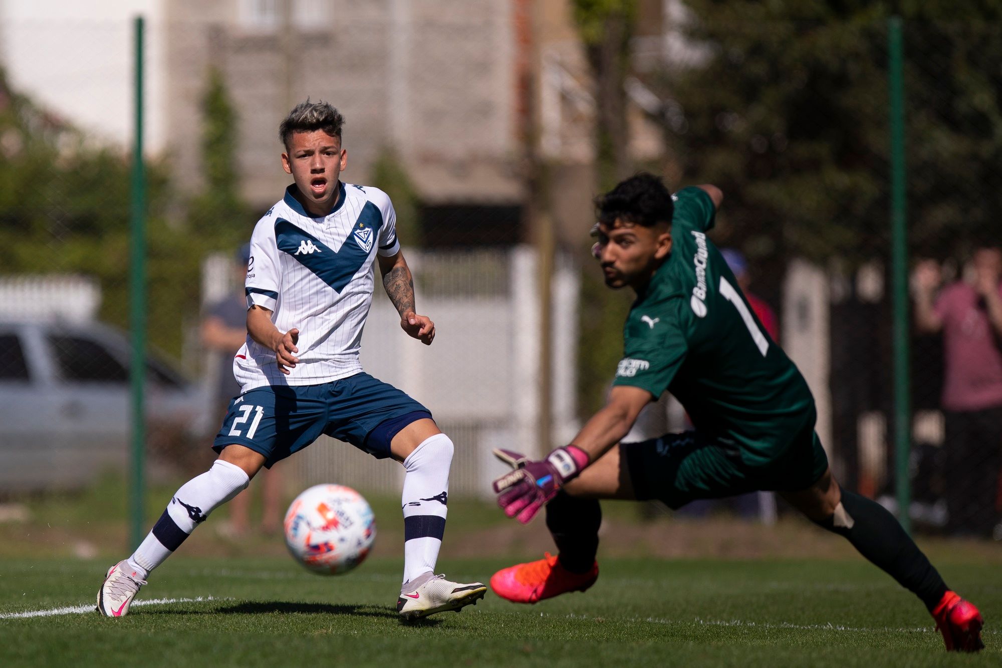 Gianluca Prestianni, en un duelo con los escalafones inferiores de Vélez (Foto: Vélez).
