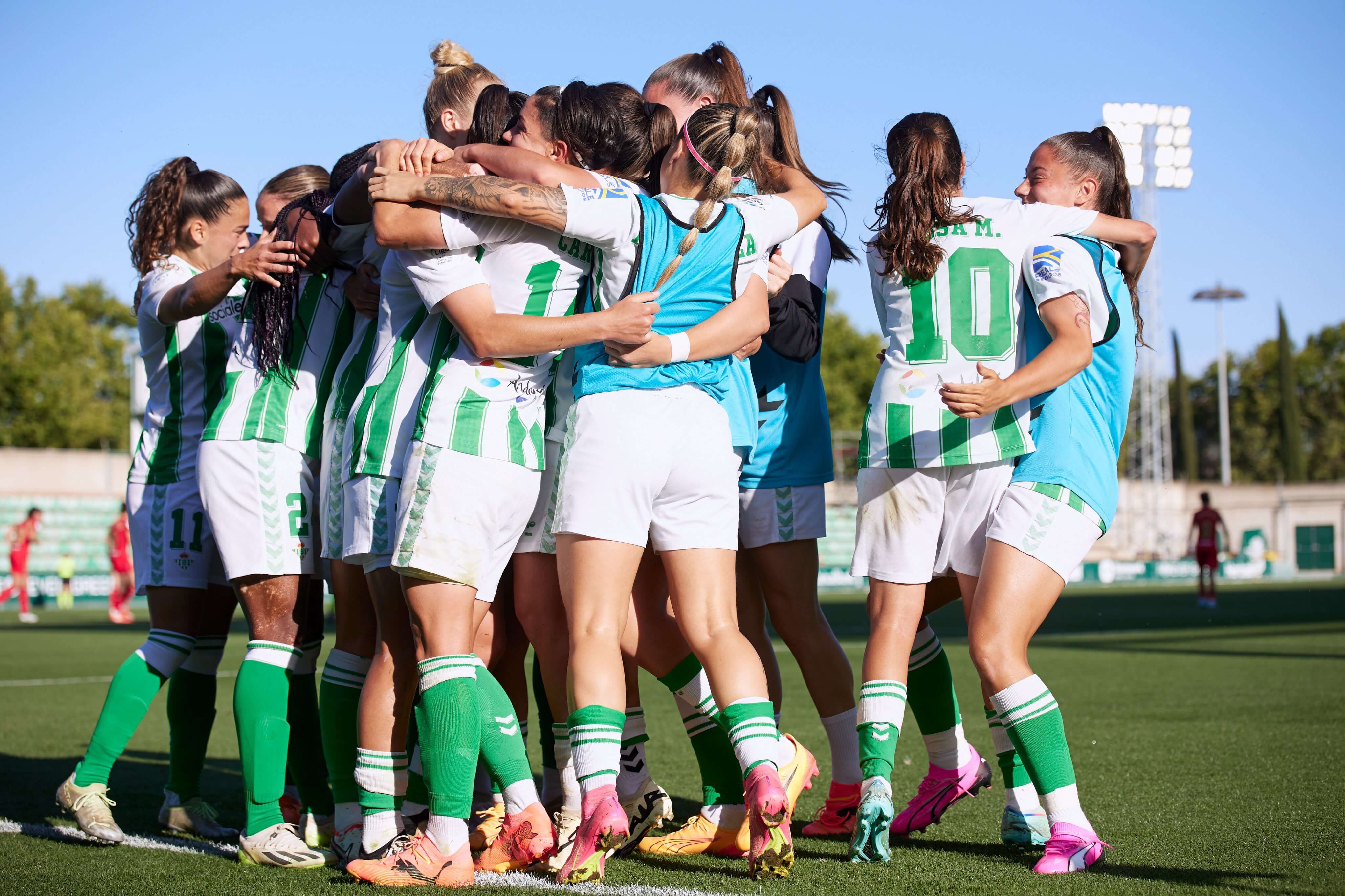 La plantilla del Betis Féminas celebra un gol