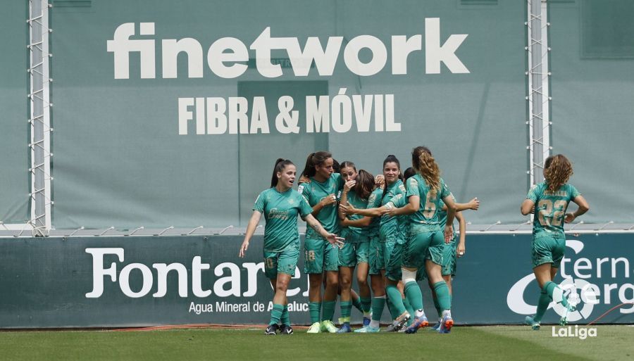  imagen de la celebración del gol del Betis Féminas.