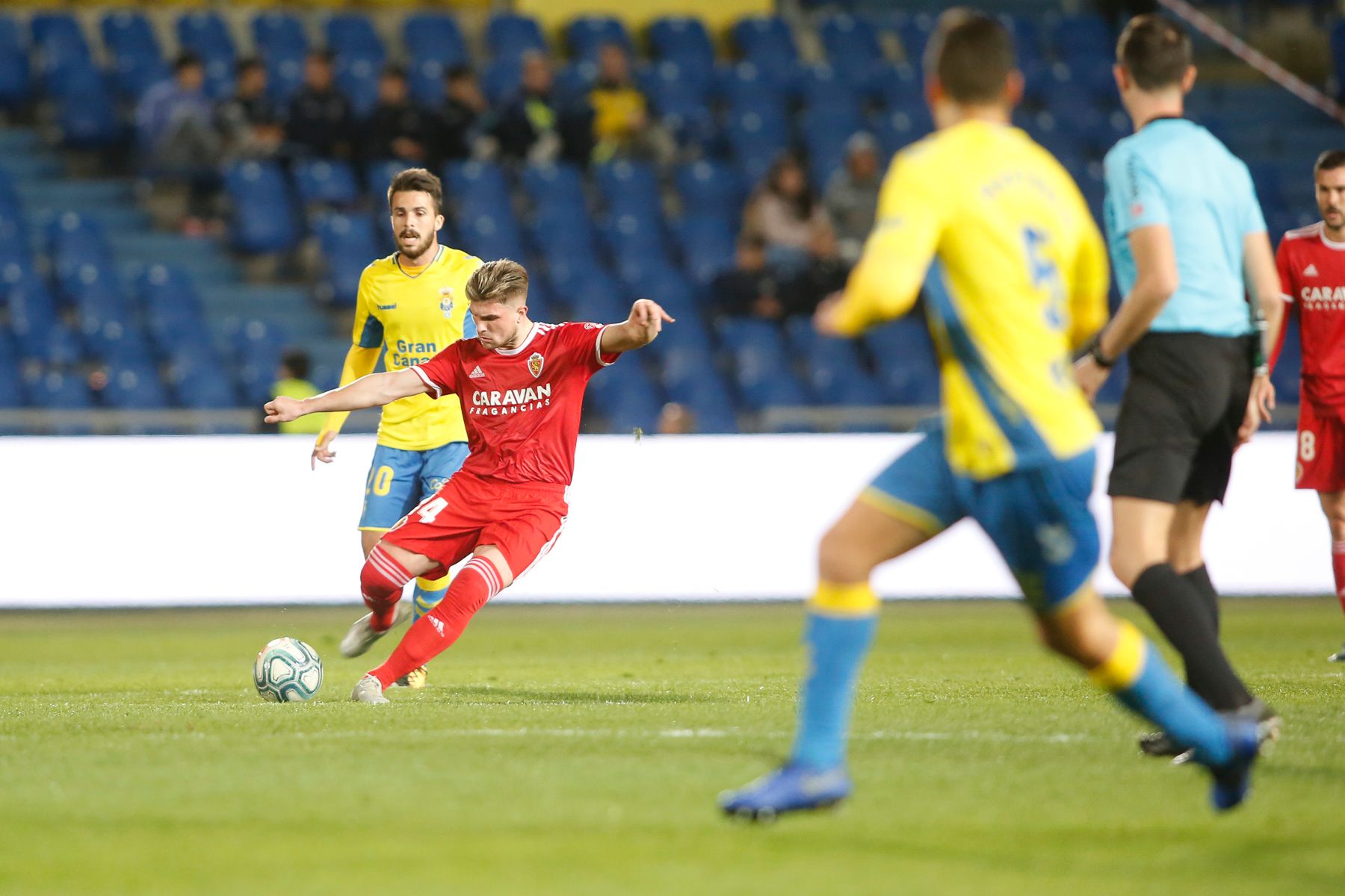 Guti se dispone a golpear el esférico.