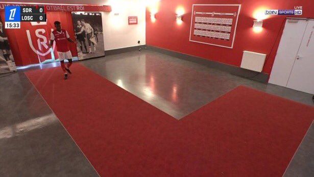 Abdoul Koné rezando en el túnel de vestuarios