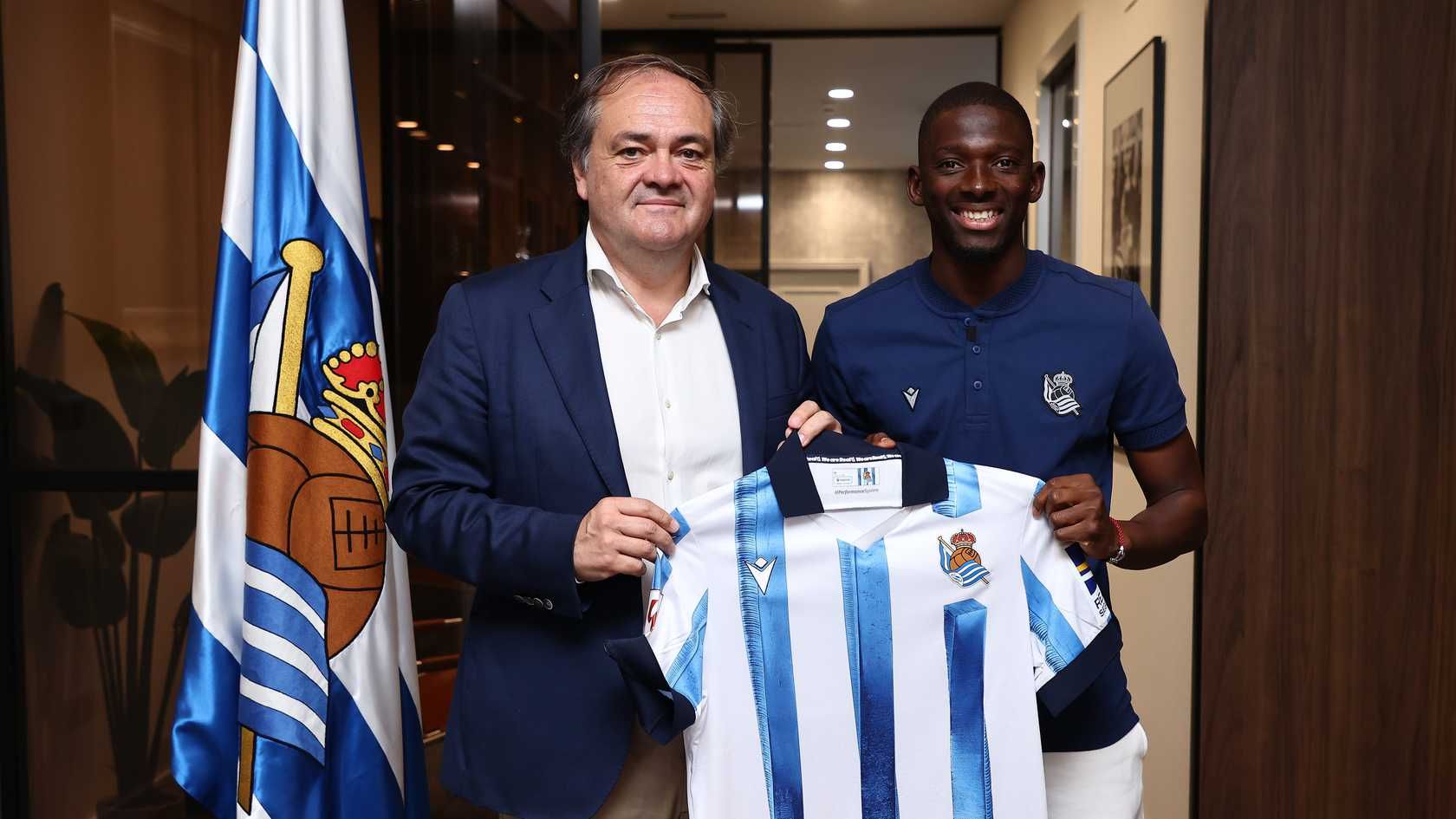 Hamari Traoré, junto a Aperribay tras su fichaje por la Real Sociedad (Foto: RSO).
