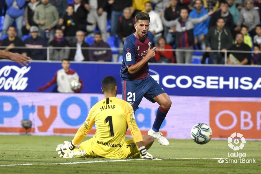 Juan Carlos, ante Munir en el Huesca-Málaga.