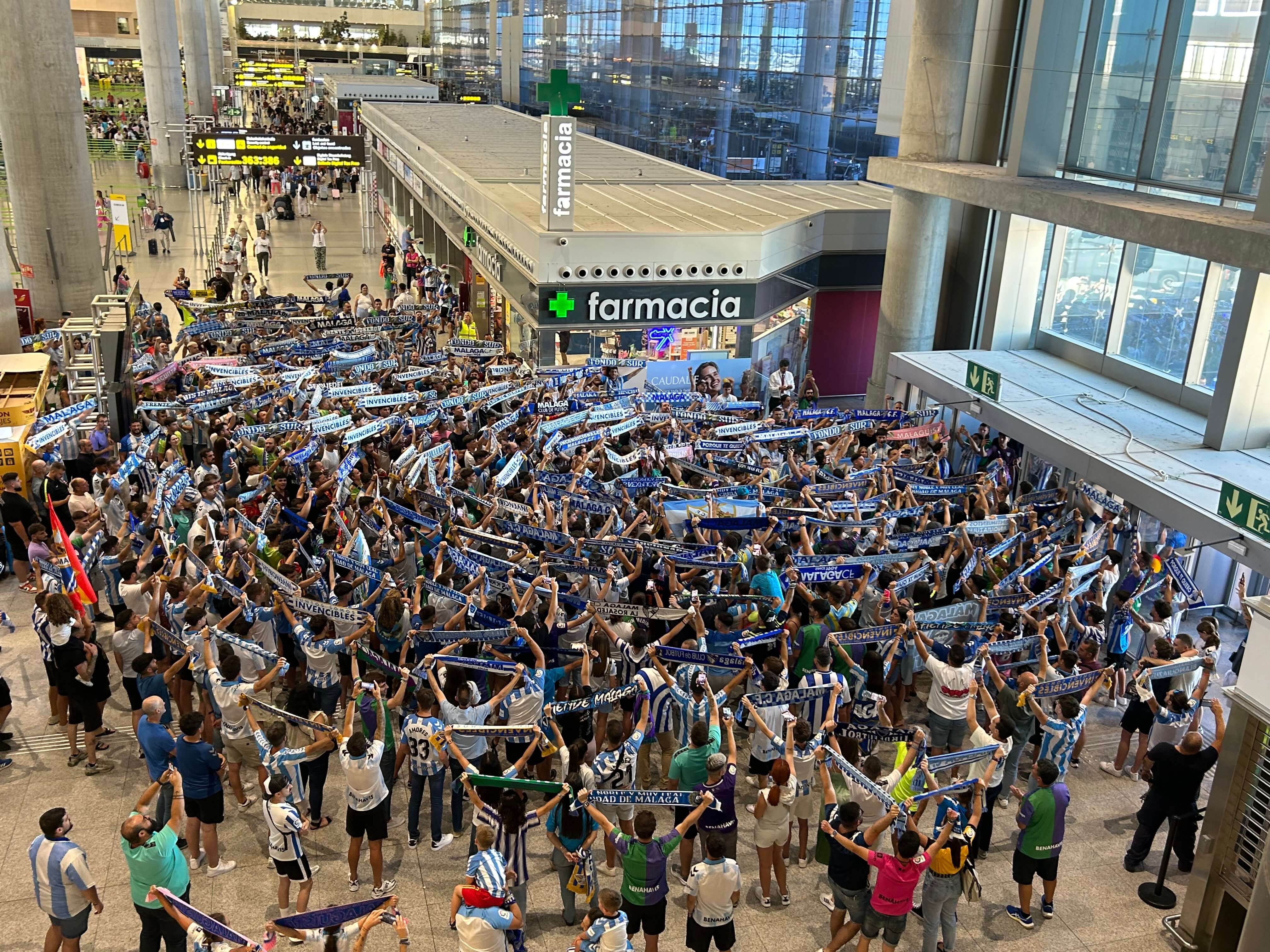  La afición canta el himno a capela en mitad del aeropuerto de Málaga.