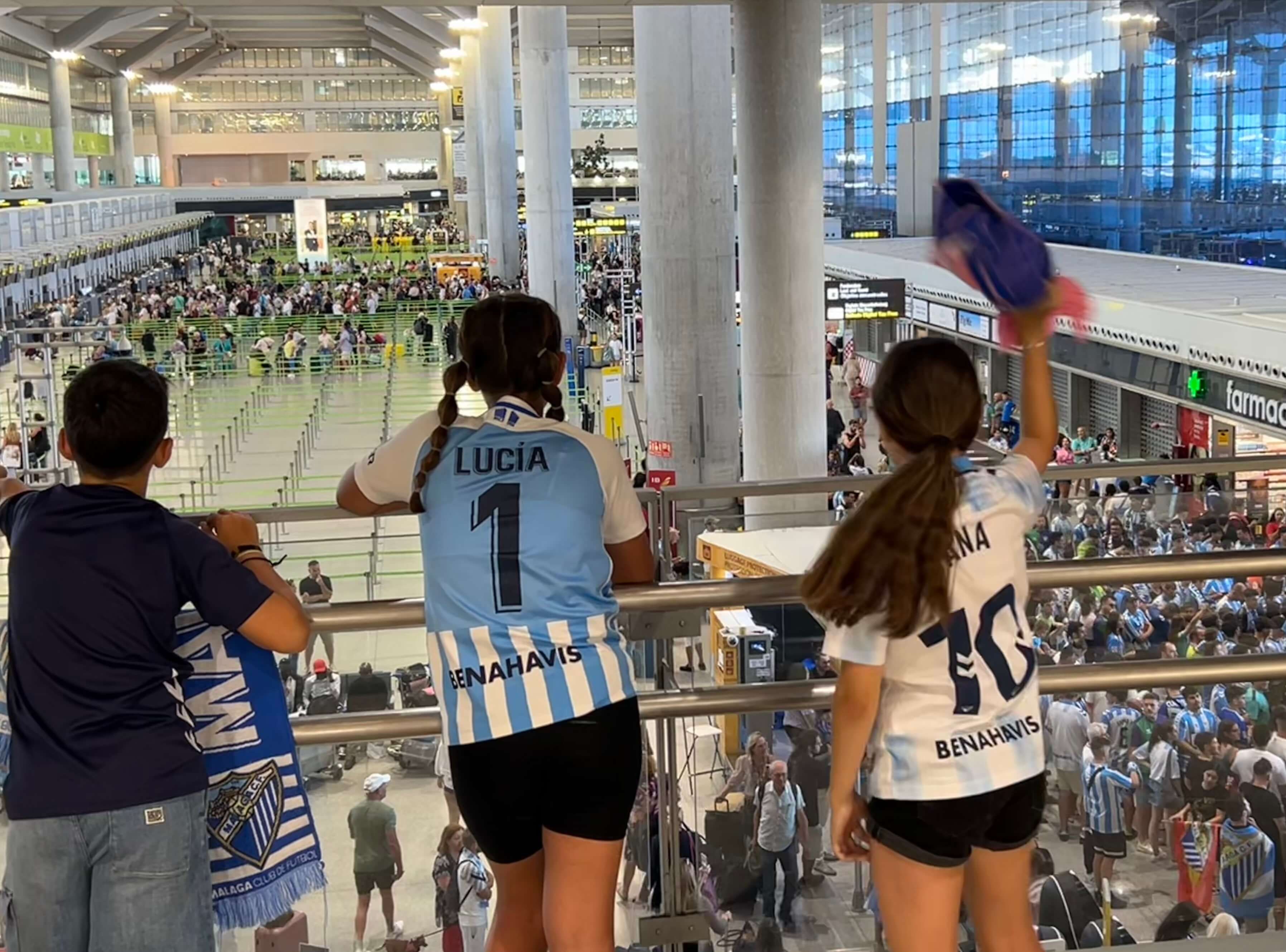  Tres pequeños malaguistas animan en las alturas.