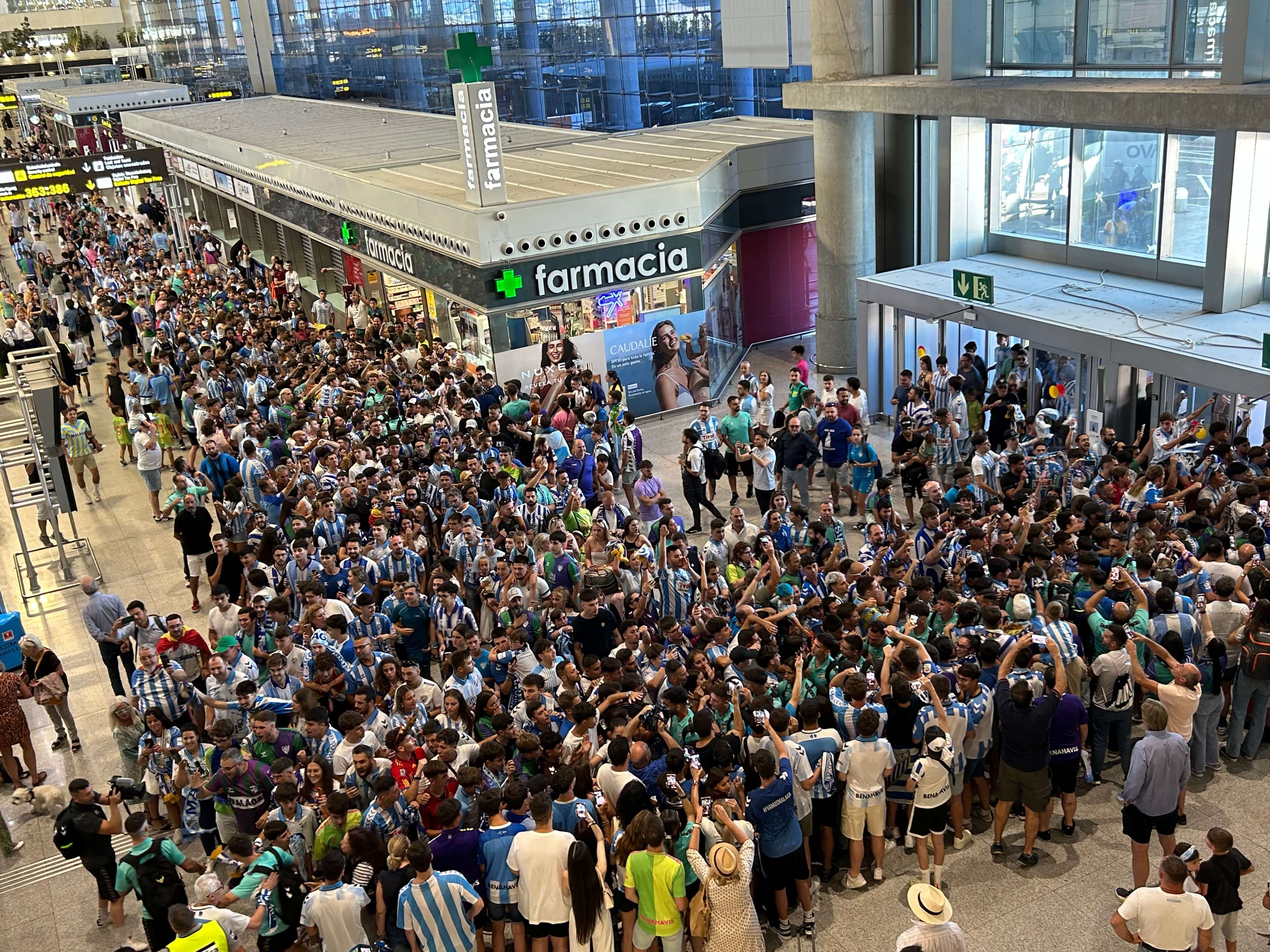 Una procesión en mitad del aeropuerto: así recibieron a los jugadores.