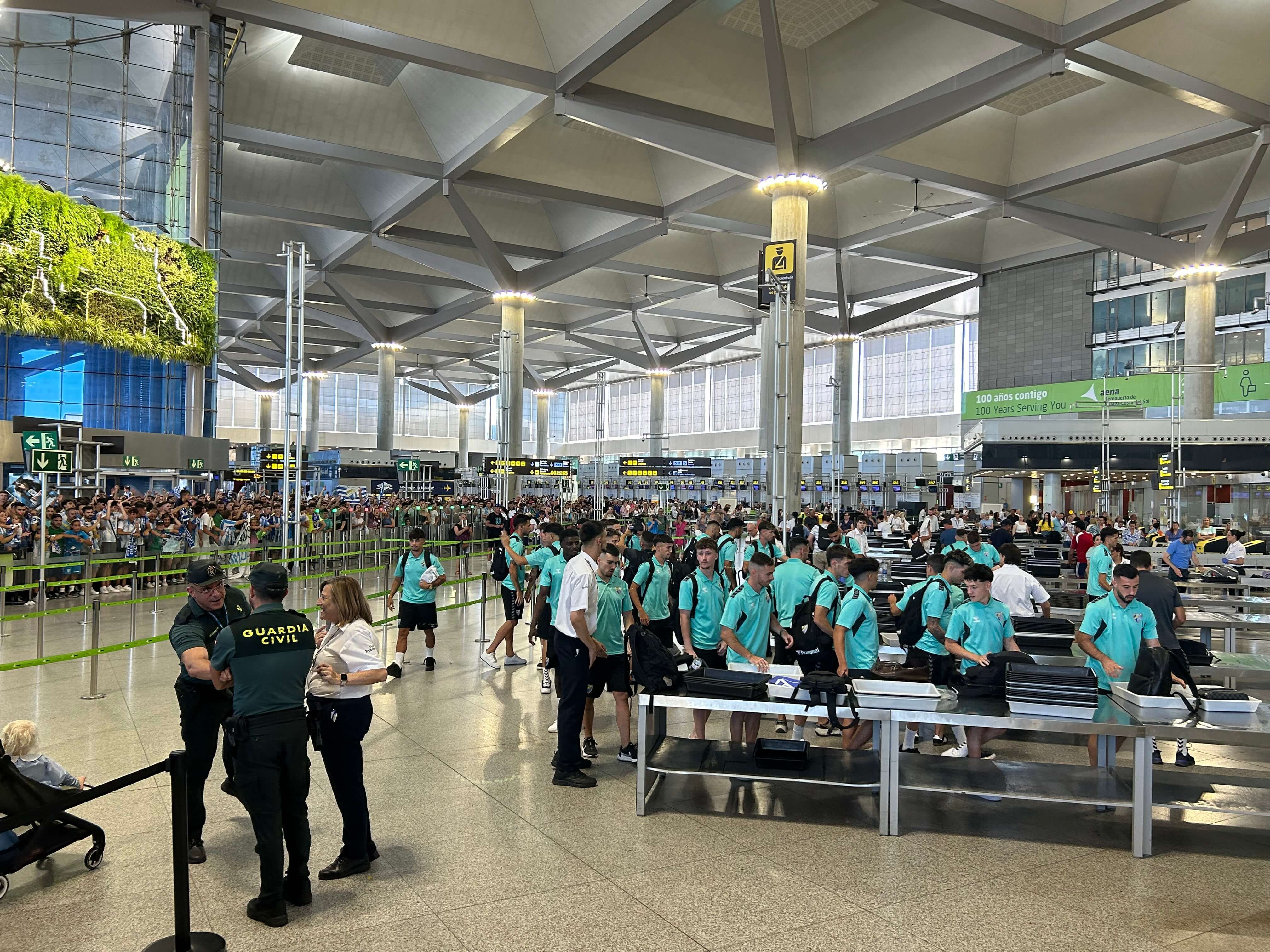  Pasando el control de seguridad mientras ruge toda la afición.