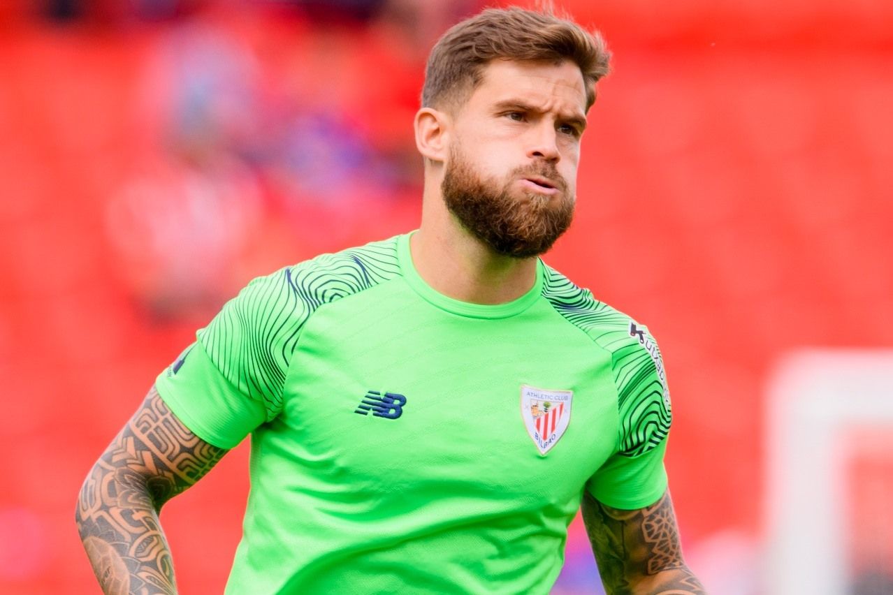 Iñigo Martínez calienta en el campo del Almería (Foto: Athletic Club).