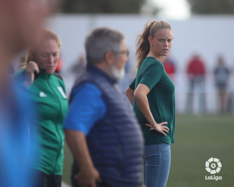 Irene Ferreras en la banda del campo de La Orden en Huelva