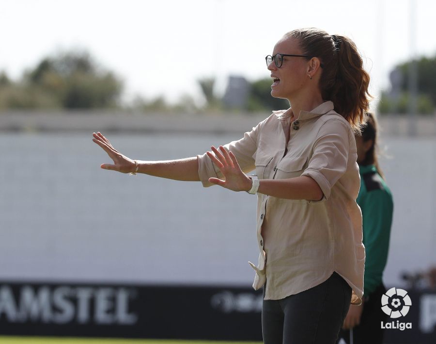  Irene Ferreras, entrenadora del Valencia CF Femenino, dando instrucciones en la banda del Antonio Puchades