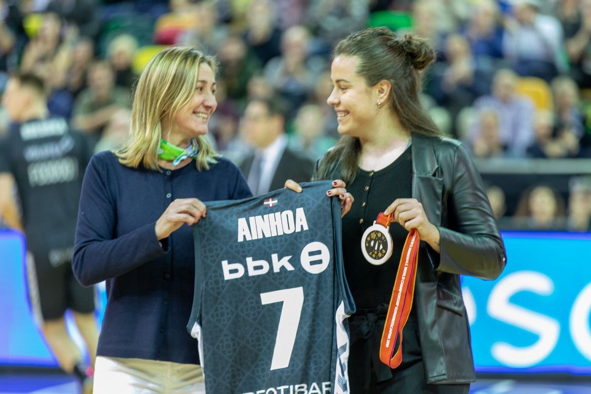  La vicepresidenta de Bilbao Basket Isabel Iturbe con la medallista Ainhoa Hernández.