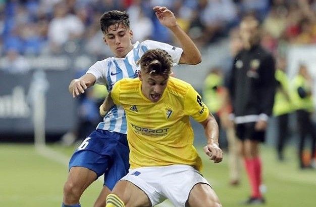  Iván Alejo, defendiendo un balón ante la presión de Cristo.