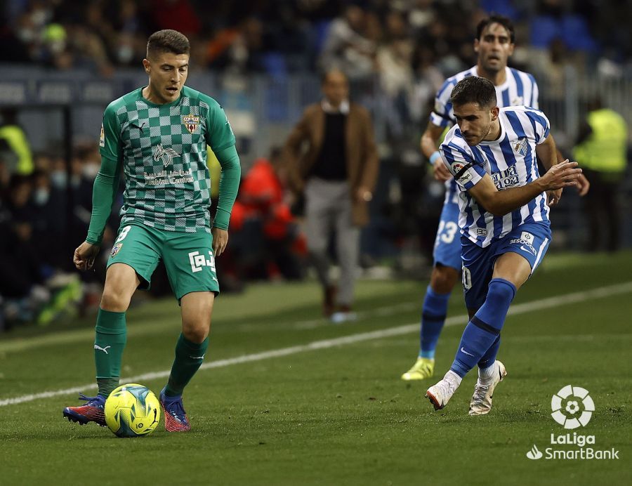  Jairo defiende a Portillo en el Málaga-Almería.