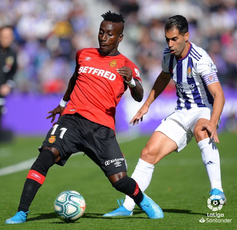 Javi Moyano cubre a Lago Júnior en un partido de esta temporada (Foto: LaLiga).