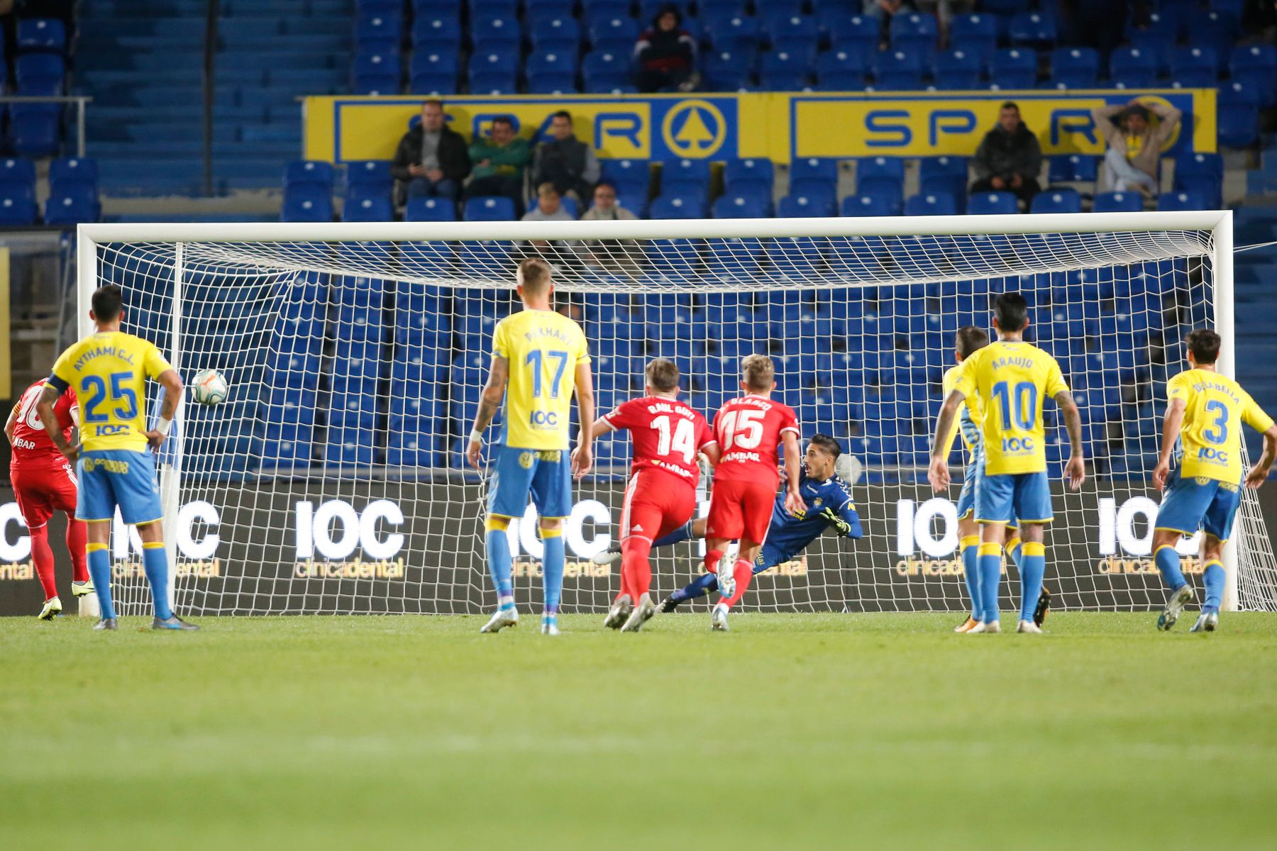 Javi Ros, lanzando un penalti ante Las Palmas.