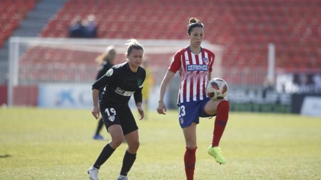 Jenni Hermoso controla frente a Dominika (Foto. LaLiga).
