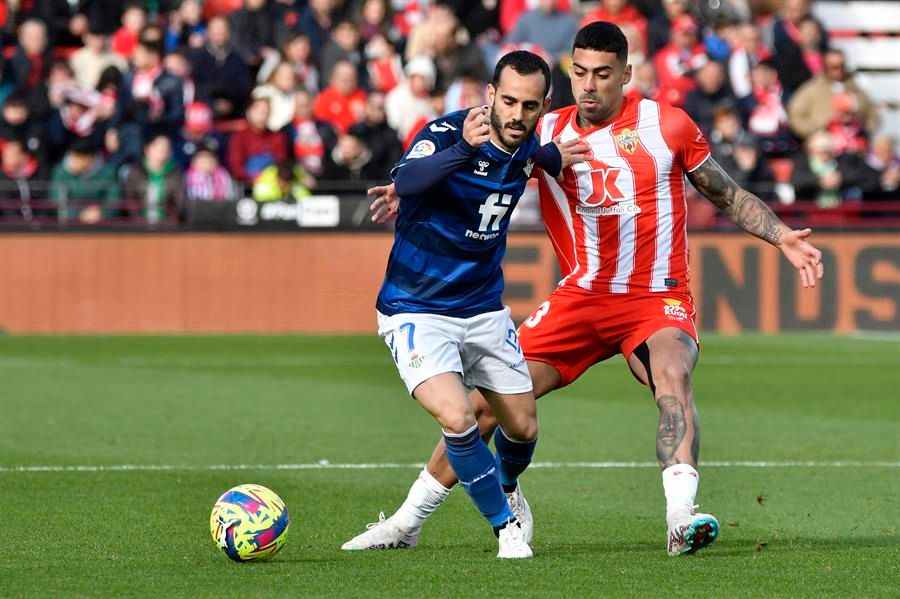  Juanmi protege la pelota (foto: EFE).