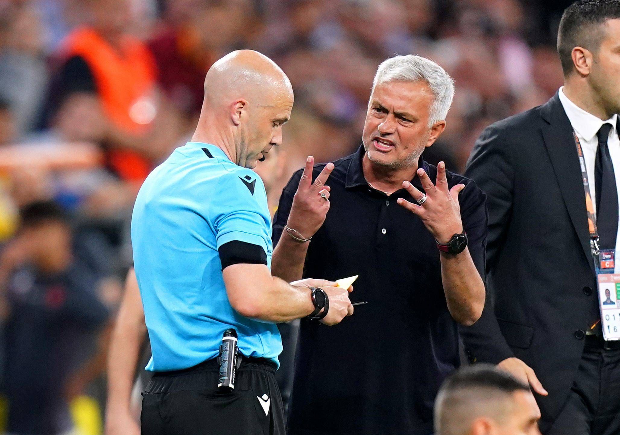  José Mourinho protesta al arbitro durante la final