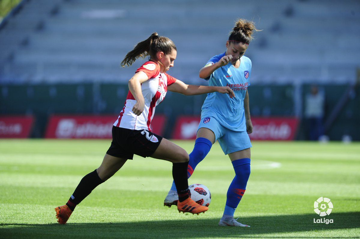  Andrea Sierra trata de quitarle el balón a una jugadora colchonera.