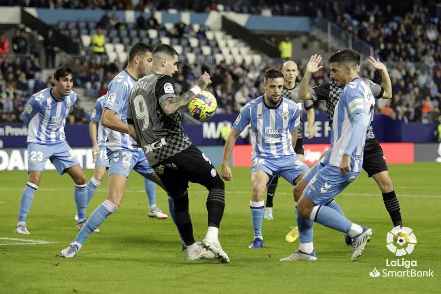  Un lance de juego del Málaga-Alavés.