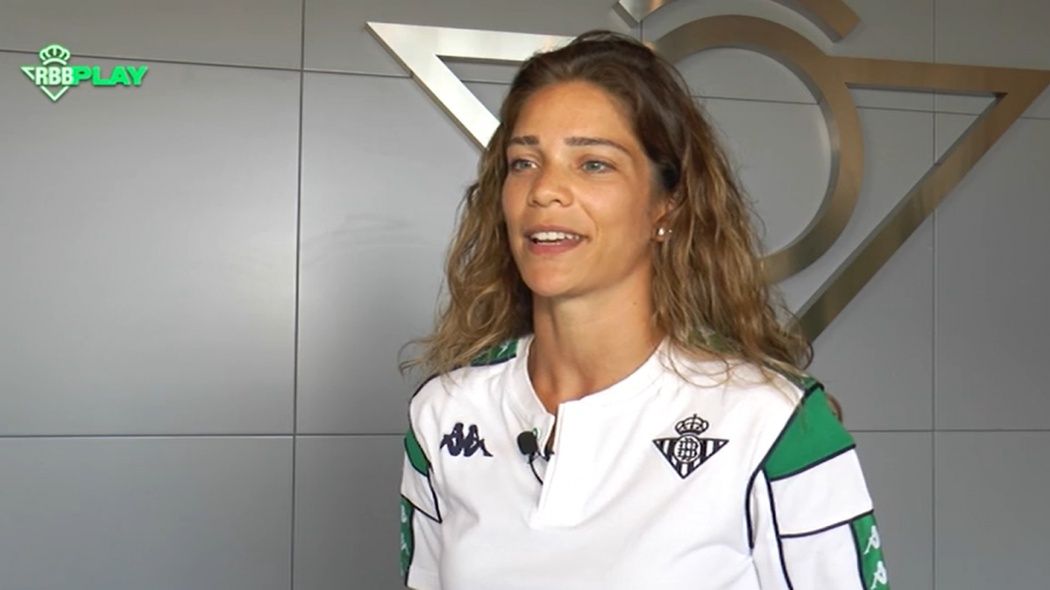 Stefanie da Eira durante su presentación como nueva jugadora del Betis Féminas.