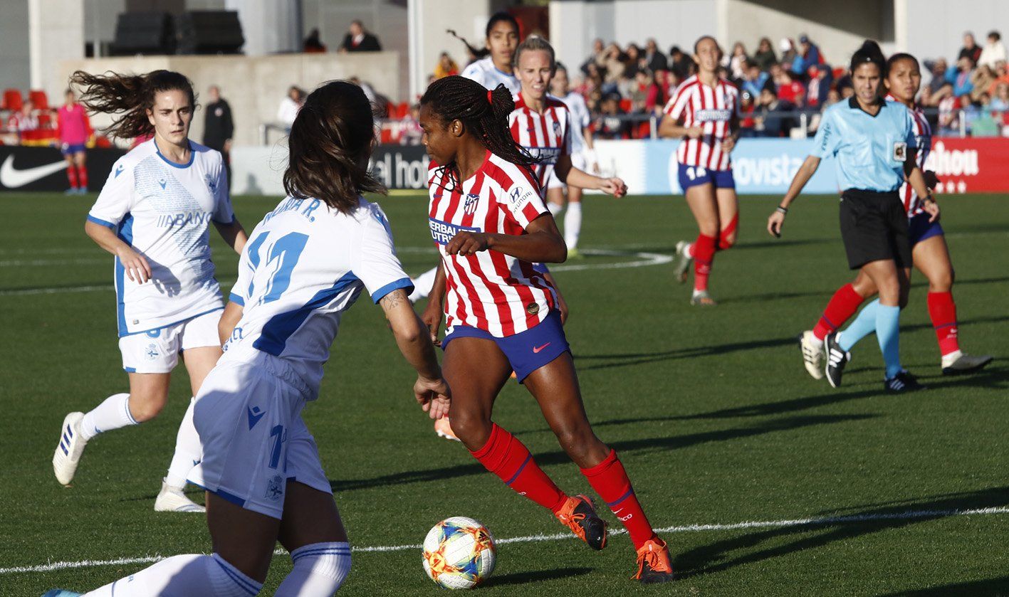  Jugadoras del Dépor presionan a Ludmila.