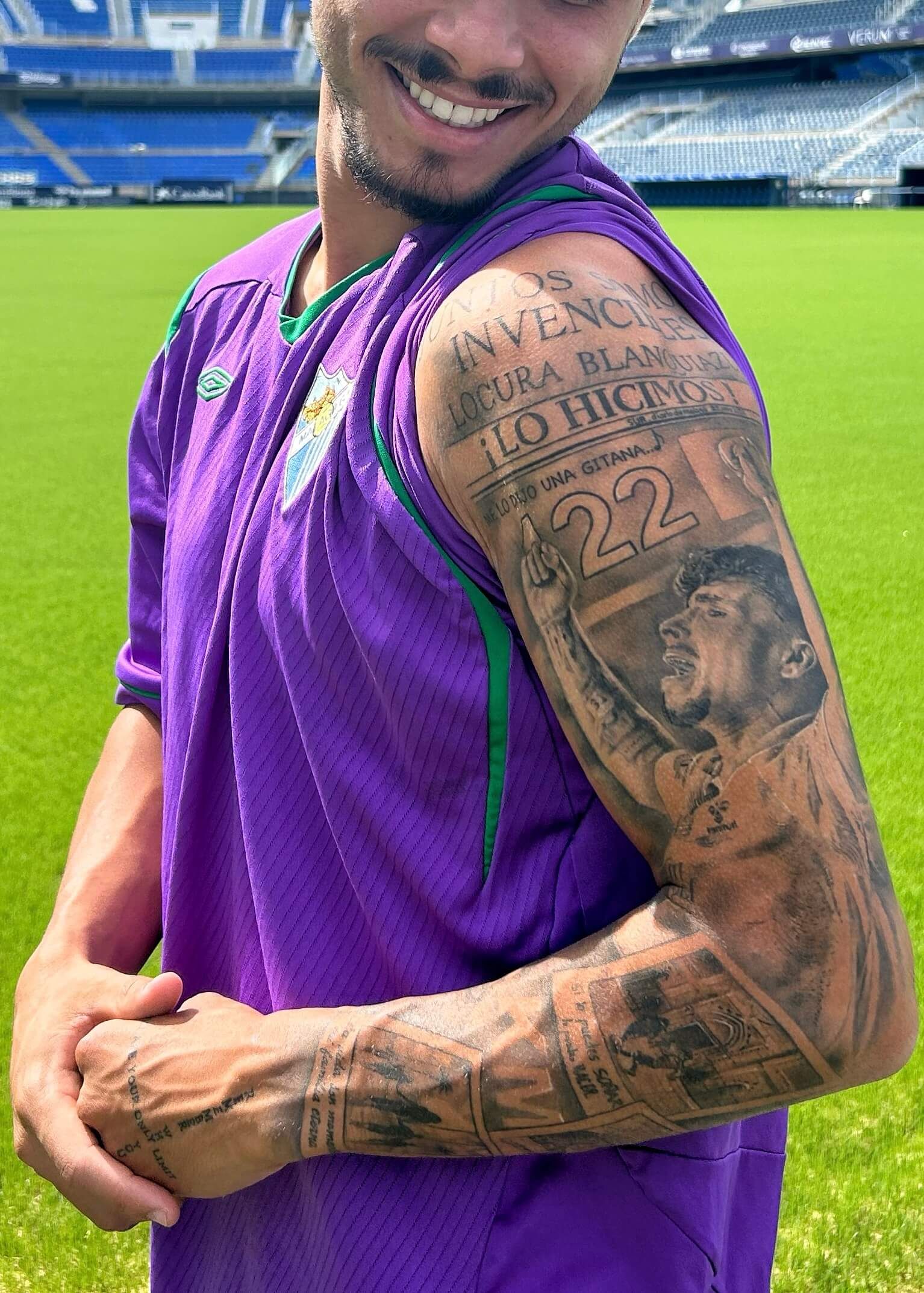  Su brazo con escenas del ascenso en Tarragona, su debut y su barrio, La Trinidad.