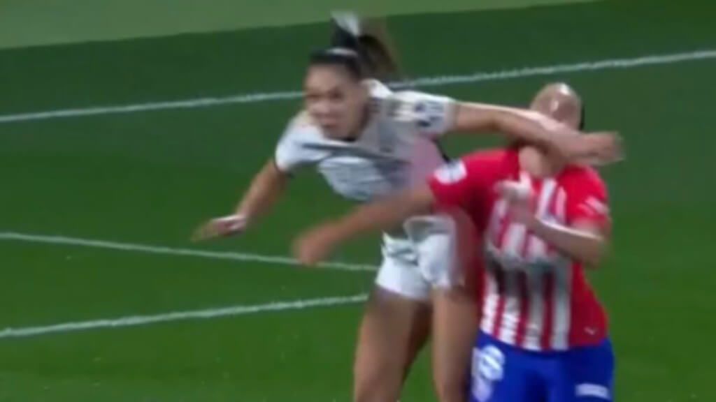  La acción del codazo a Sheila Guijarro (DAZN)