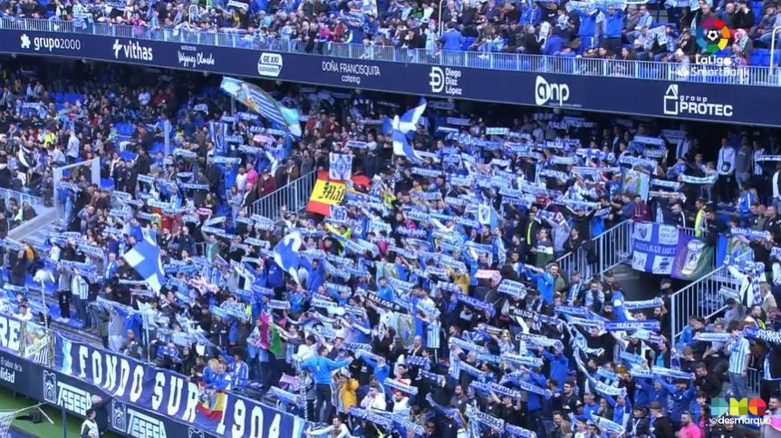 La afición, cantando el himno antes del Málaga-Racing.